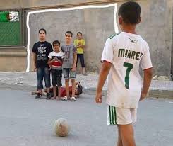 Le coup franc de Mahrez lors d'Algérie-Nigeria reproduit par des ...